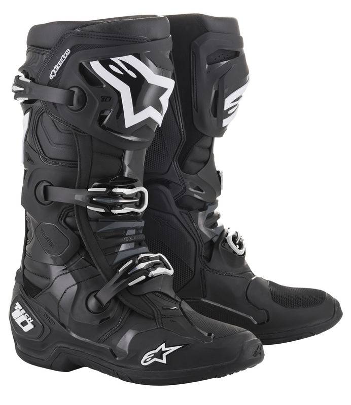 Alpinestars Tech 10 Stiefel in Schwarz, robuste Motorradsportstiefel mit knöchelhohem Schutz und perforiertem Obermaterial.
