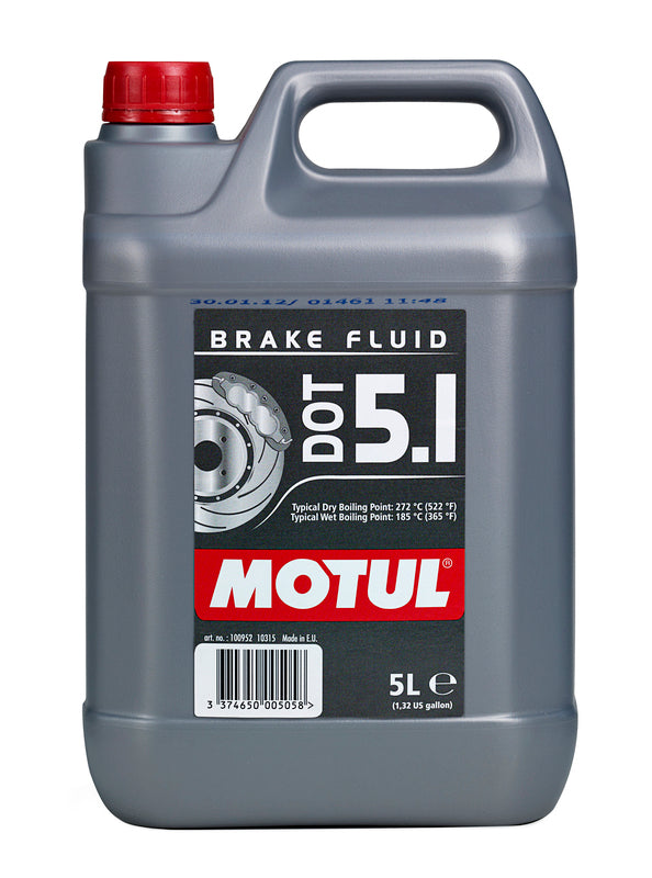 MOTUL DOT 5.1 Bremsflüssigkeit in 5L Behälter, flüssige Bremsflüssigkeit für Fahrzeuge, klare Flüssigkeit im Behälter.