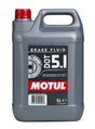 MOTUL DOT 5.1 Bremsflüssigkeit in 5L Behälter, flüssige Bremsflüssigkeit für Fahrzeuge, klare Flüssigkeit im Behälter.