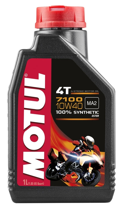 Motul 7100 4T Motorenöl 10W40, 1L Flasche, hochwertiges 4-Takt-Öl für Motorräder, klare Verpackung.