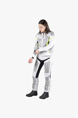 Hellegraue und neon gelbe iXS Sport Damen Tourenjacke Trigonis-Air mit reflektierenden Details, sportliches Design, atmungsaktiv und bequem