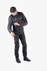 Schwarze iXS Sport Jacke Carbon-ST für Touring, atmungsaktiv und strapazierfähig, geeignet für Motorradtouren, Nahaufnahme der Jacke.