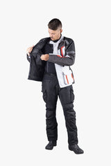Schwarze iXS Tour Hose Nairobi-ST 2.0 für Abenteuer, detailreiche Ansicht der strapazierfähigen Outdoor-Hose