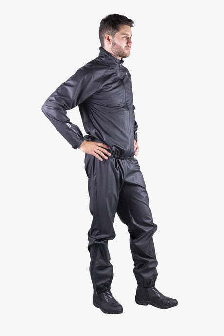Schwarze iXS Regenhose Croix aus wasserdichter Regenbekleidung mit verstellbaren Bündchen, ideal für nasse Wetterbedingungen.
