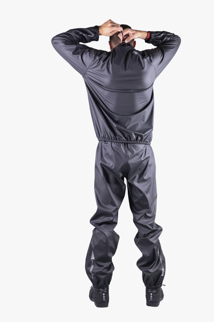 Schwarze iXS Regenhose Croix aus wasserabweisender Regenbekleidung, zeigt die strapazierfähige Materialstruktur und den elastischen Bund.