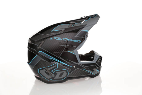 Schwarz glänzender 6D ATR-3 Reflex Motocrosshelm mit Visier und Belüftungsöffnungen, seitliche Markenlogos sichtbar.