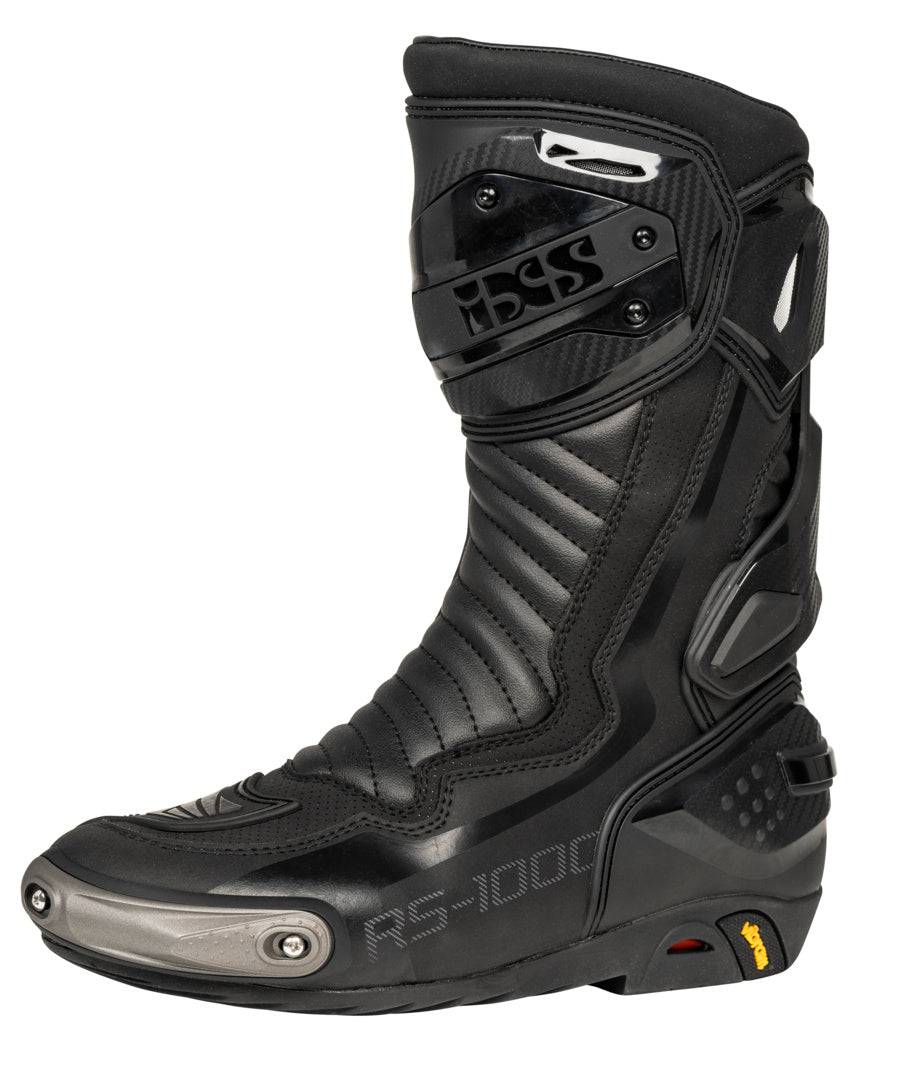 Schwarze iXS Sport Stiefel RS-1000 mit robustem Design und Schnürverschluss auf einem Motorrad.