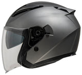 Graue iXS Jethelm iXS868 SV, matt, mit Visier und Belüftungsöffnungen, auf einem Motorrad.