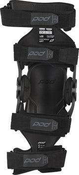Schwarze POD Knieorthese K4 2.0, stützende Kniebandage mit flexiblem Design, sichtbar auf dem Bild.