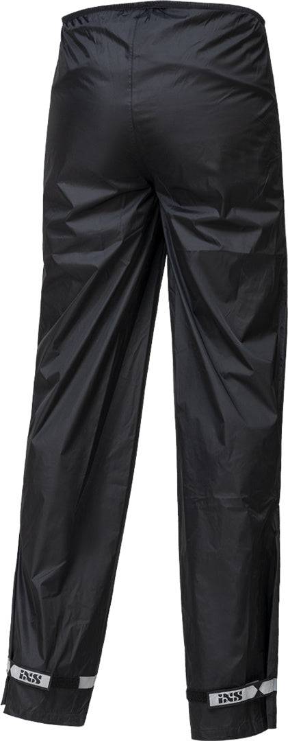 Schwarze iXS Regenhose Light aus wasserdichter Regenbekleidung, zeigt die robuste, leichte Outdoor-Regenhose für Herren.