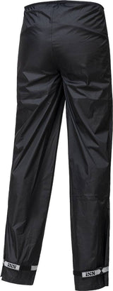 Schwarze iXS Regenhose Light aus wasserdichter Regenbekleidung, zeigt die robuste, leichte Outdoor-Regenhose für Herren.