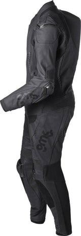 Schwarze Gms Lederkombi GRC-1 1-teilig, sportliche Motorradkombi aus Leder, sichtbare Details und Nähte, hochwertige Verarbeitung