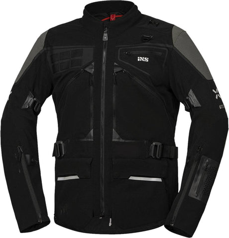 Schwarze iXS Venture-Air 1.0 Adventure-Jacke mit atmungsaktivem Material und reflektierenden Details, für Outdoor-Abenteuer.
