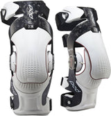 POD K8 3.0 Knieorthese aus Carbon in Weiß, orthopädische Kniebandage für Stabilität und Unterstützung.