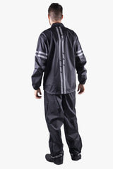 Schwarze iXS Regenhose Light, wasserdichte Regenbekleidung, zeigt die schlanke Passform und Materialdetails.