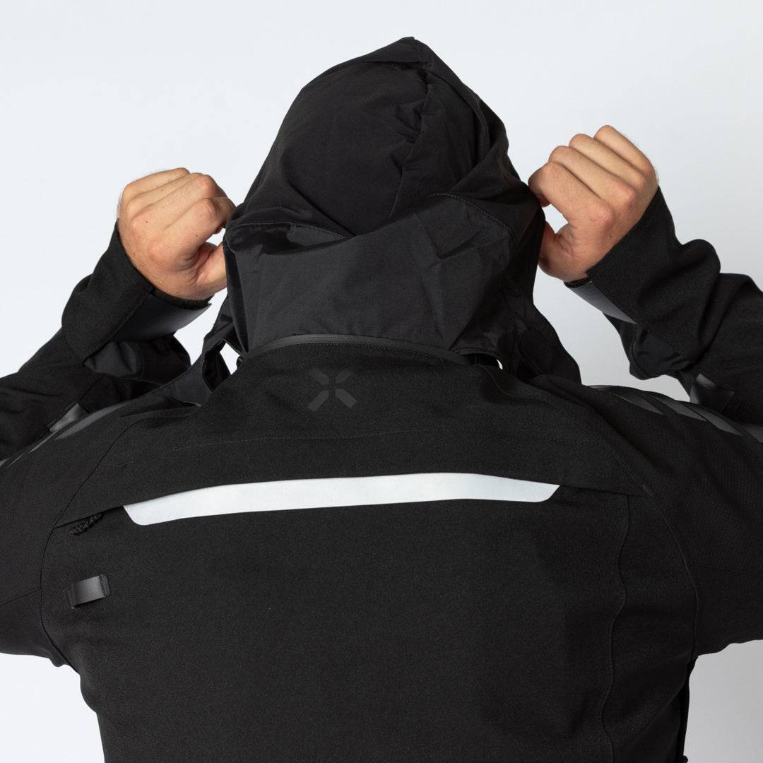 Schwarze iXS Venture-STX 1.0 Laminatjacke für Abenteuer, zeigt den oberen Teil mit Kapuze und Reißverschluss.