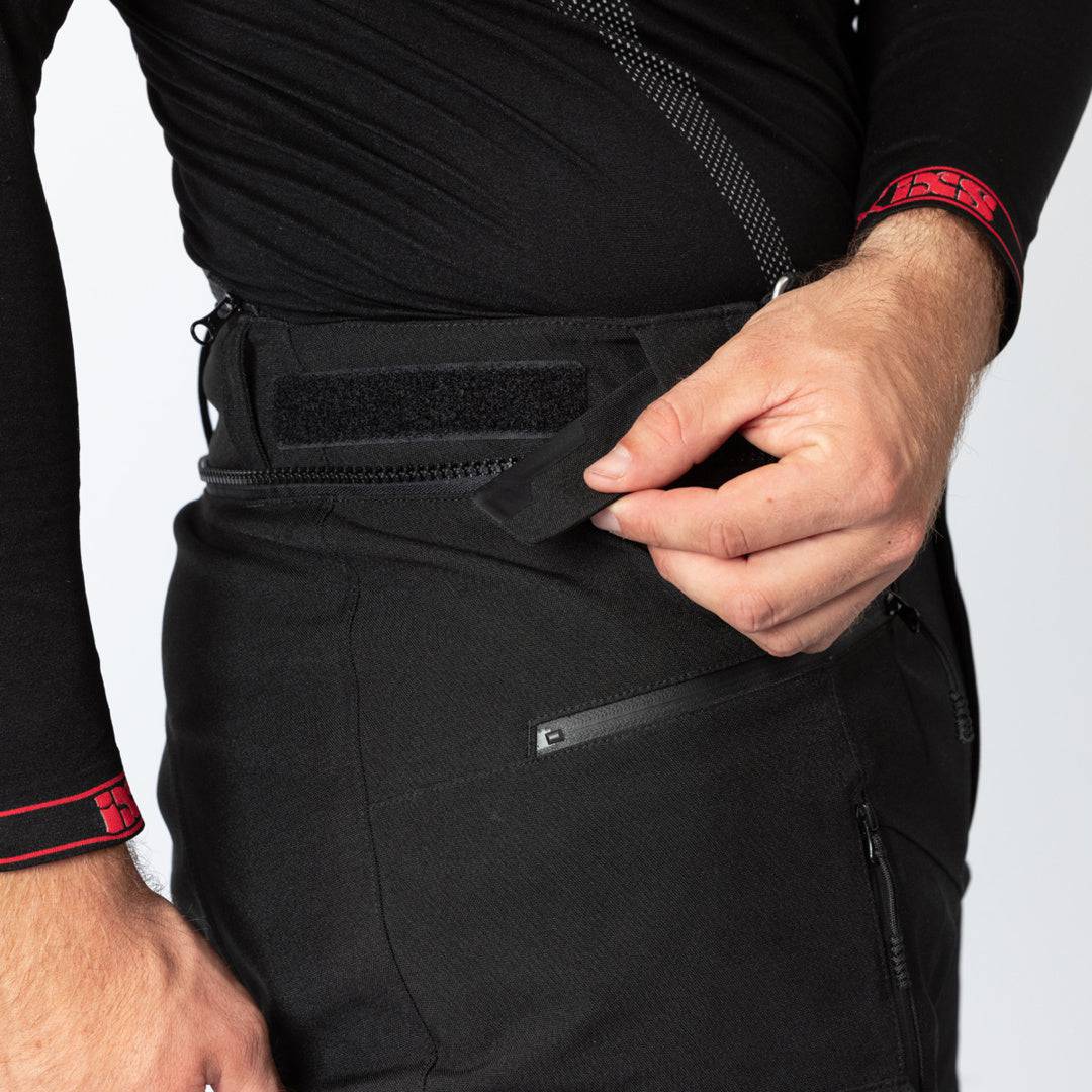 Schwarze iXS Venture-STX 1.0 Laminathose für Adventure, detailreiche Nahaufnahme der robusten Outdoor-Hose