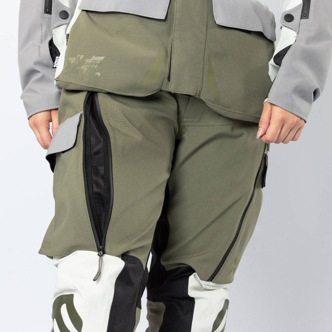 Damen Adventure Laminathose von iXS in Oliv und Hellgrau, strapazierfähig und ideal für Outdoor-Aktivitäten.