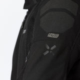 Schwarze iXS Tourster-BigAir 1.0 Adventure-Jacke mit Reißverschlusstaschen und reflektierenden Details, ideal für Outdoor-Aktivitäten