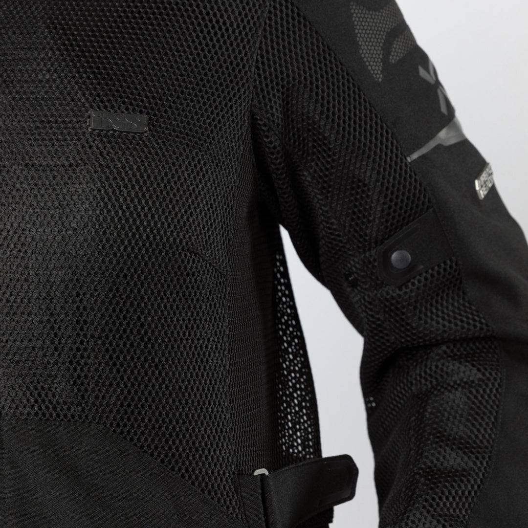 Schwarze Damen-Tourster-BigAir 1.0 Adventure-Jacke von iXS, winddicht und sportlich, mit Kapuze und reflektierenden Elementen.