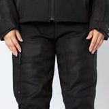 Schwarze Damen-Tourster-BigAir 1.0 Adventure-Hose von iXS, zeigt den bequemen, strapazierfähigen Sitz und Outdoor-Design.