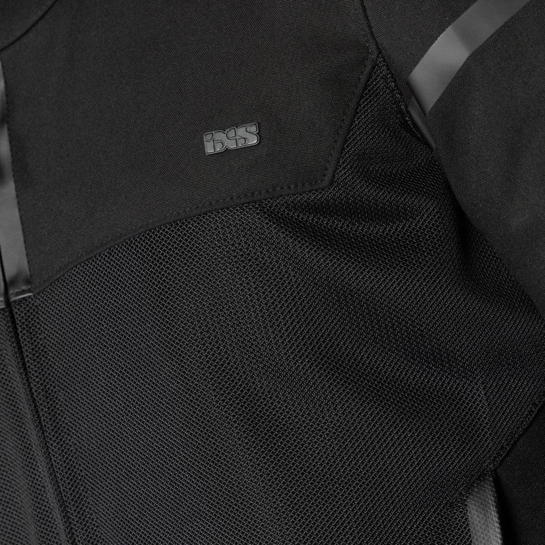Schwarze iXS Tour Jacke Oxy-Air für Touren, atmungsaktives Textil mit reflektierenden Elementen, detailreiche Nahaufnahme