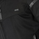 Schwarze iXS Tour Jacke Oxy-Air für Touren, atmungsaktives Textil mit reflektierenden Elementen, detailreiche Nahaufnahme