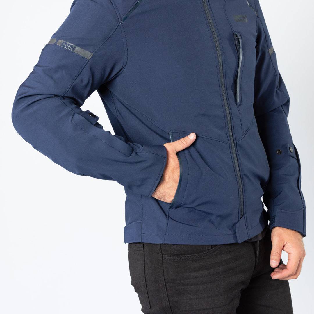 Blaue iXS Classic SO Jacke Moto 2.0 mit robustem Design und klassischen Details, perfekt für Motorradfahrer.