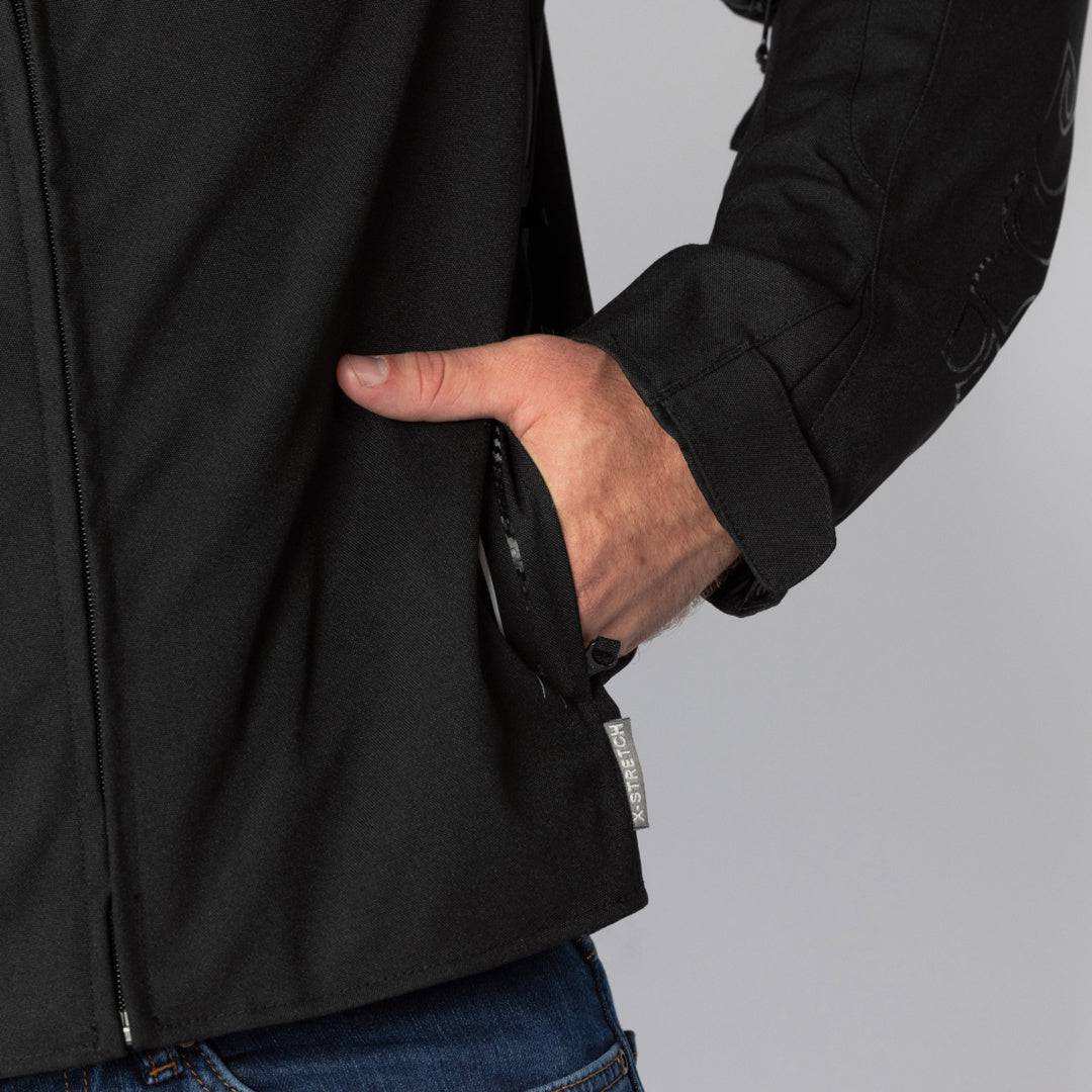 Schwarze iXS Sport Jacke TS-Pro ST+ für Touren, atmungsaktives und strapazierfähiges Textil, vorne mit Reißverschluss and Schulter- und Armriegel.