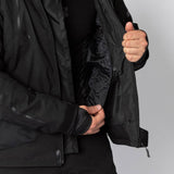 Schwarze iXS Tour Jacke Lennox-ST für Abenteuer, wetterfeste Outdoor-Jacke mit robustem Design, sichtbar auf dem Bild