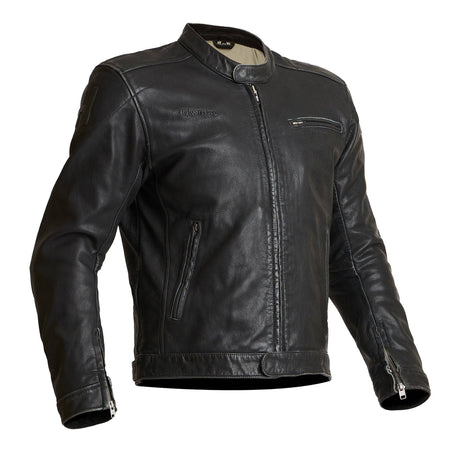 Schwarze Halvarssons Motorradjacke Idre im klassischen Stil, mit robustem Material und verstellbaren Elementen, auf einem Model getragen
