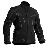 Schwarze Halvarssons Motorradjacke Mora für Abenteuer, zeigt robuste Textur und Reißverschlüsse, bequemes Schutz-Design