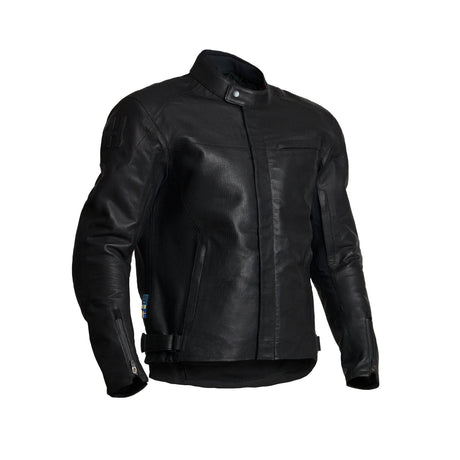Schwarze Halvarssons Racken Lederjacke für Touren, detailreiche Nähte und robustes Leder, frontal sichtbar auf der Abbildung.