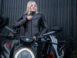 Damen Textiljacke Solberg von Halvarssons in Dunkelgrau und Schwarz, touring Jacke mit Reißverschlusstaschen und reflektierenden Details