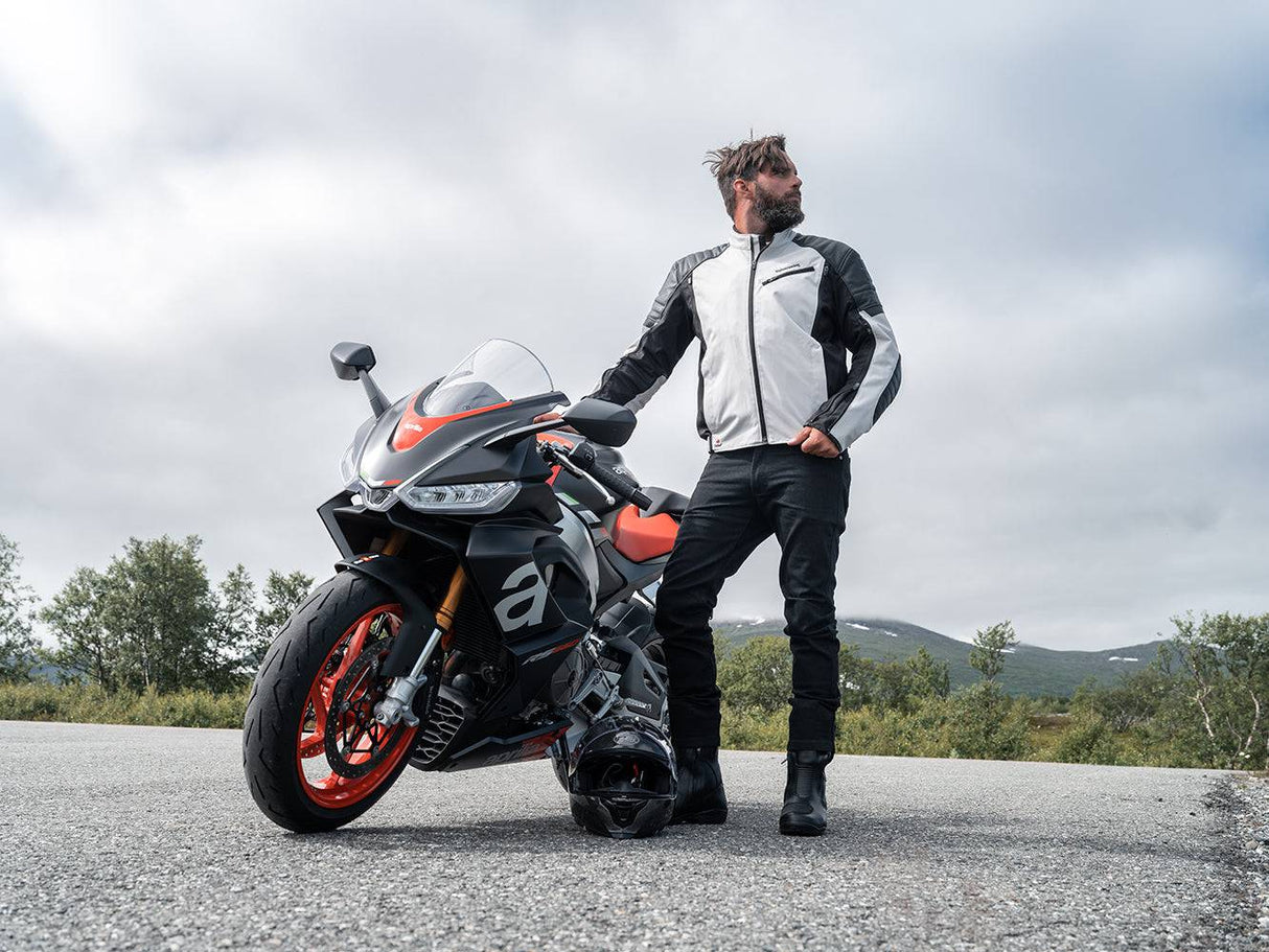 Halvarssons Motorradjacke Solberg in Hellgrau und Schwarz, touring Jacke mit reflektierenden Details und robustem Material.