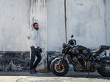 Hellgraue Halvarssons Motorradjacke Arvika, Touring-Jacke mit Schutzdetails, auf einem Modell getragen.