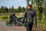 Schwarze und graue Halvarssons Motorradjacke Arvika für Touren, aus robustem Material mit Schulter- und Ellenbogenprotektoren.