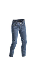 Damenjeans Rogen von Halvarssons in Blau, touring Hosen mit Passform und Design, auf dem Model getragen.