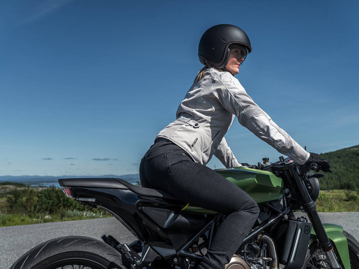 Halvarssons Jeans Nyberg Damen Schwarz Kurz