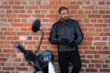 Schwarze und graue Halvarssons Motorradjacke Holmen in Classic-Design, mit robustem Material und reflektierenden Akzenten.