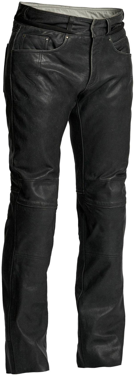 Schwarze Lederhose Seth von Halvarssons, klassische Trachtenhose aus Leder, detailreiche Nähte und traditionelles Design sichtbar