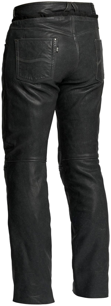 Schwarze Lederhose Seth von Halvarssons, klassische Lederhose aus hochwertigem Leder, Detailaufnahme der stilvollen Trachtenhose