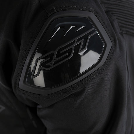 Schwarze RST S-1 Motorradtourenjacke aus robustem Textil mit Schutzpolstern, vorne und auf den Schultern sichtbar.