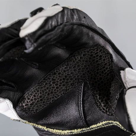 Weiße und schwarze RST TracTech Evo 4 Leder Motorradhandschuhe für Racing, detailreiche Nahaufnahme der Handschuhe.