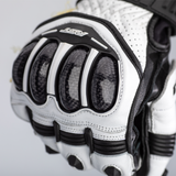 Weiße und schwarze RST TracTech Evo 4 Short Leder Motorradhandschuhe für Racing, detailreiche Handinnenflächen und sportliches Design