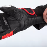 Rote Leder Motorradhandschuhe RST Freestyle II mit Schutzpaneelen und Schnallenverschluss, Nahaufnahme der Handschuhe.