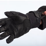 Schwarze RST Urban Air 3 Mesh Motorradhandschuhe aus Textil und Leder, detailreiche Nahaufnahme
