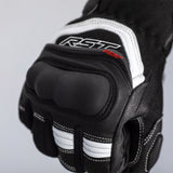 Weiße RST Urban Air 3 Mesh Motorradhandschuhe aus Textil und Leder, detailreiche Handschuhe mit Schutzpolsterung.