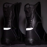 Schwarze RST Axiom wasserdichte Motorradstiefel für Touring, seitliche Schnallen und robuste Sohle sichtbar