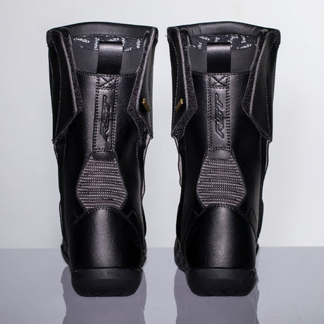 Schwarze RST Pathfinder wasserdichte Motorradstiefel für Abenteuer, mit robustem Design und sicherem Verschluss.